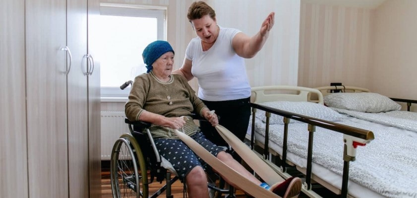Уход за пожилыми с переломом шейки бедра